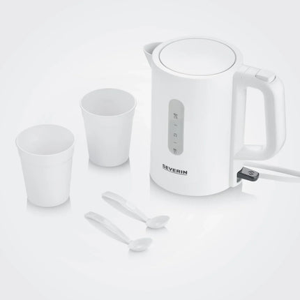 Vit Severin-vattenkokare med två muggar och skedar, Nordic Cookware kökstillbehör
