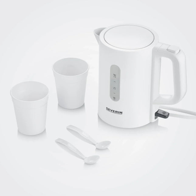 Vit Severin-vattenkokare med två muggar och skedar, Nordic Cookware kökstillbehör