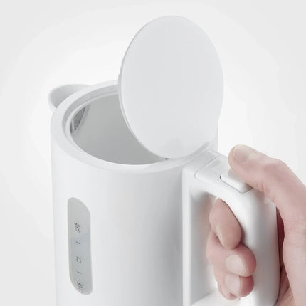 Vit vattenkokare med öppen lock, minimal design från Nordic Cookware